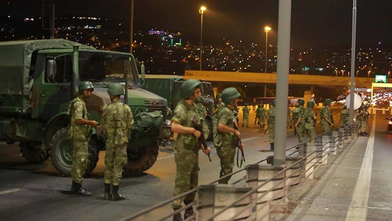 Soldiers loyal to FETu00d6 block access to the Bosphorus bridge, which links the city's European and Asian sides, in Istanbul, Turkey, July 15, 2016 (Reuters Photo)