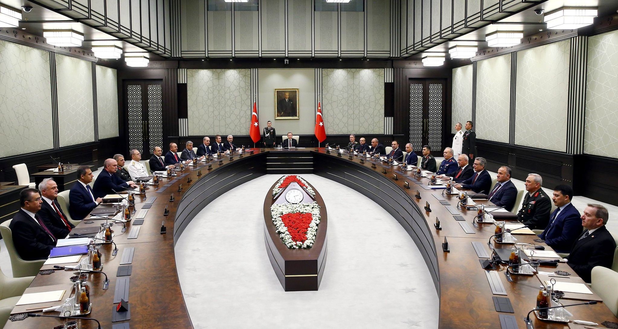 This handout photo released by the Turkish Presidential Press Office on May 26, 2016 shows Turkish President Recep Tayyip Erdogan (C) chairing a meeting of the National Security Council (MGK) at the Presidential Palace in Ankara. (AFP Photo)
