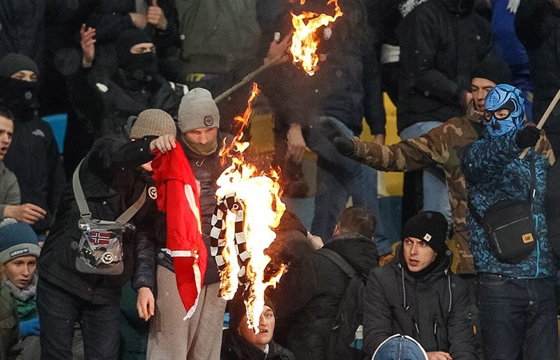 Dynamo Kiev fans burn Turkish flag and Beu015fiktau015f scarf during the UEFA Champions League match at the Olimpiyskiy stadium in Ukraine, 06 December 2016. (EPA Photo)