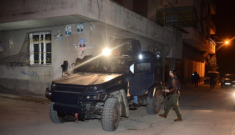 Police conducting anti-terror raids in Adana province (DHA Photo)
