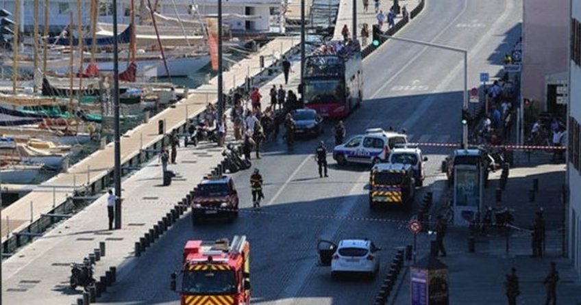 Fransa’da terör paniği! Araç otobüs durağına girdi