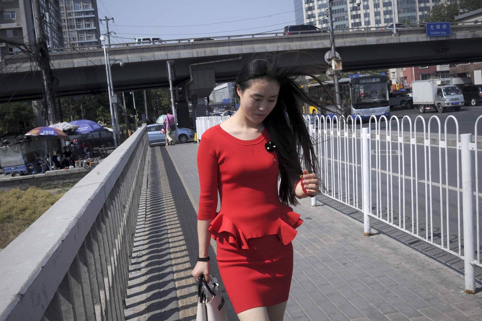 A woman walks on a bridge near central Beijing on May 17, 2016. (AFP Photo)
