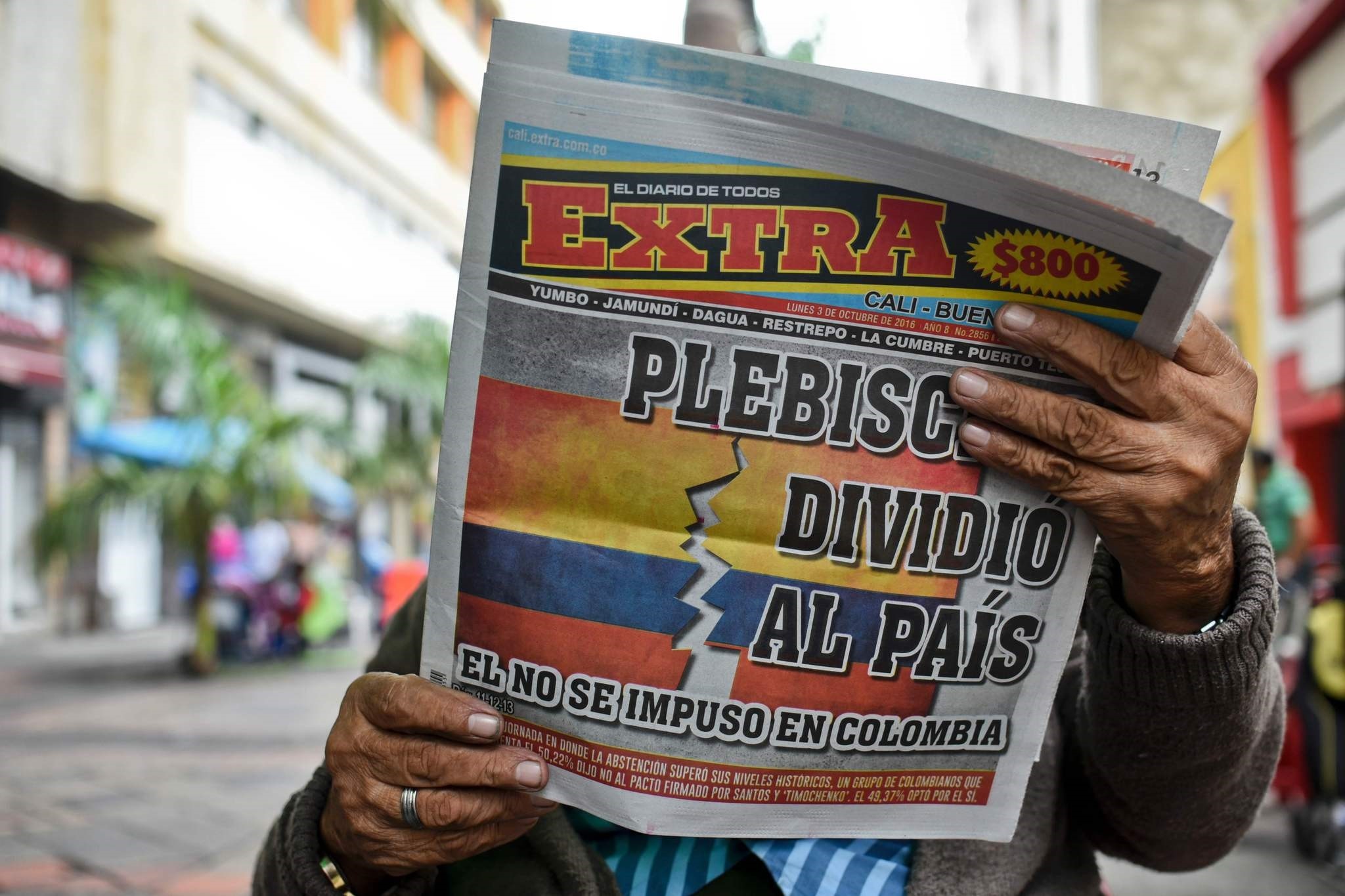 A man reads a newspaper announcing the results of the referendum that surprisingly said ,No, to the peace agreement between the Colombian government and the FARC guerrillas in Cali, Colombia, on October 3, 2016. 