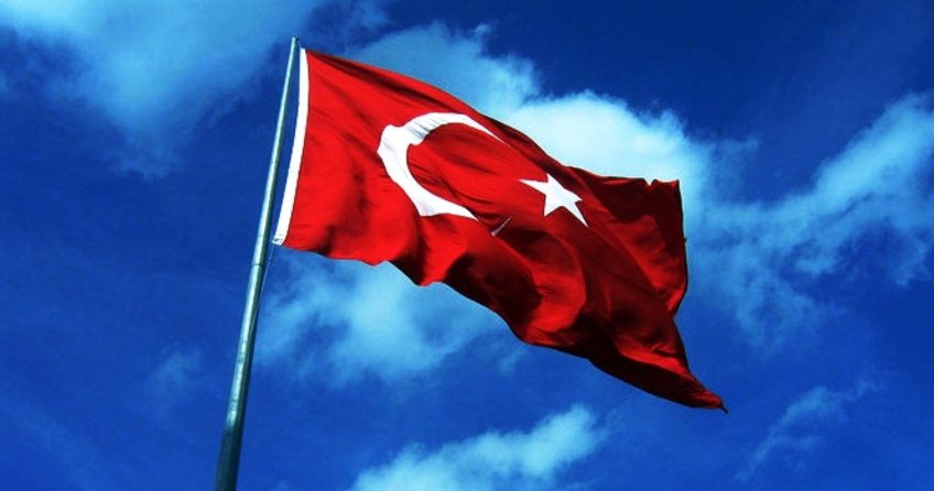 Arnavutluk Eğitim Bakanlığı, ülkedeki FETÖ bağlantılı okullara Türk bayrağı yasağı