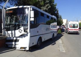 Şoför kalp krizi geçirdi midibüs duvara çarptı: 1 ölü, 4 yaralı