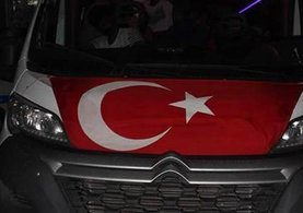 Bayrak çekilmiş araçta yakalandılar