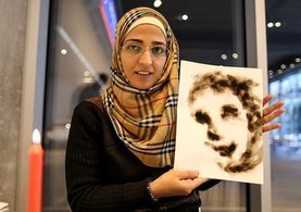 Suriyeli ressam Felek el Gazzi, mum alevini sanat eserine dönüştürüyor