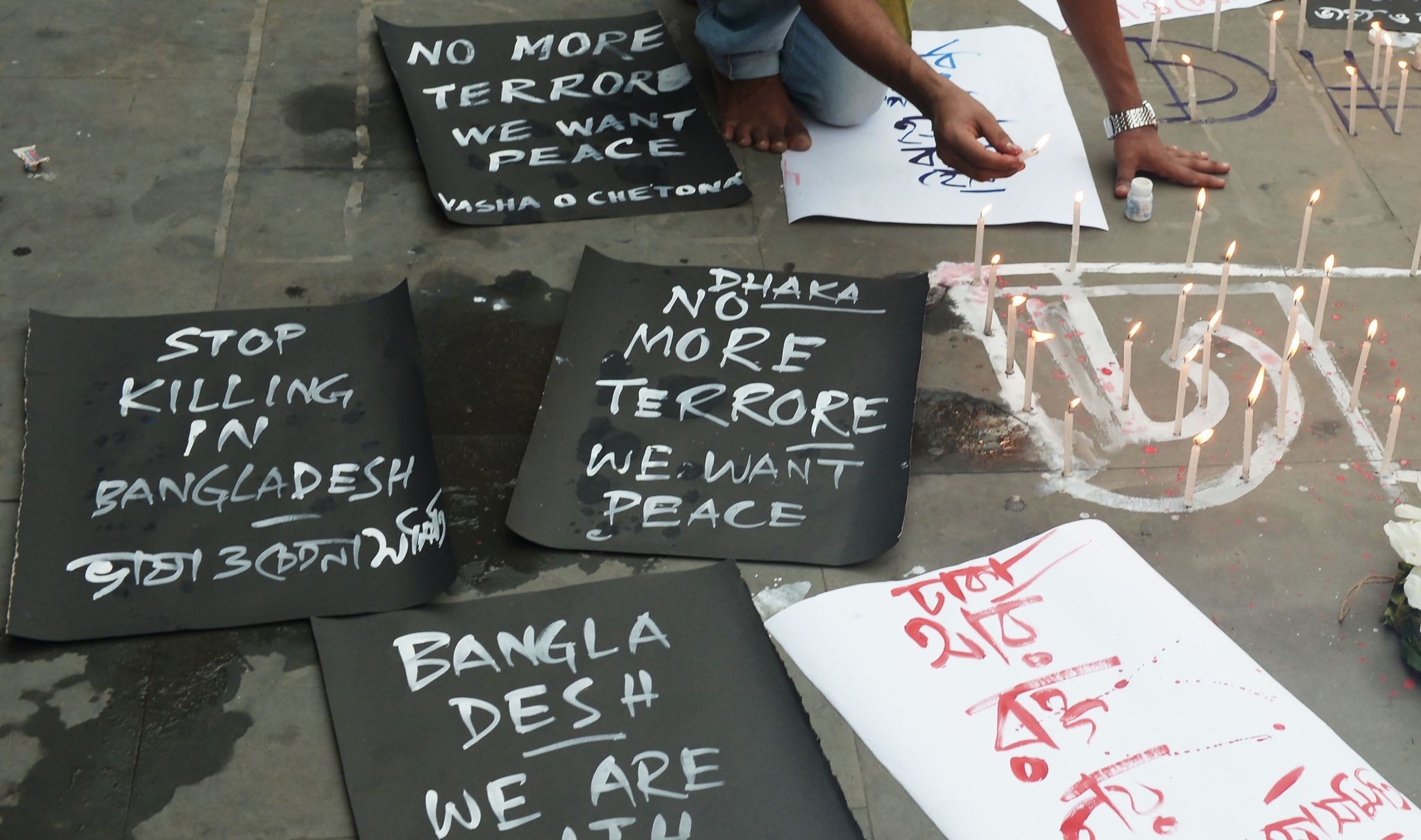 Indian social activists light candles during a protest in Kolkata on July 2, 2016, against a fatal attack on a restaurant in the Bangladeshi capital Dhaka. (AFP Photo)