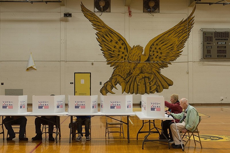 Voters cast their ballots at a polling station at Hazelwood Central High School on November 8, 2016 in Florissant, Missouri (AFP Photo)