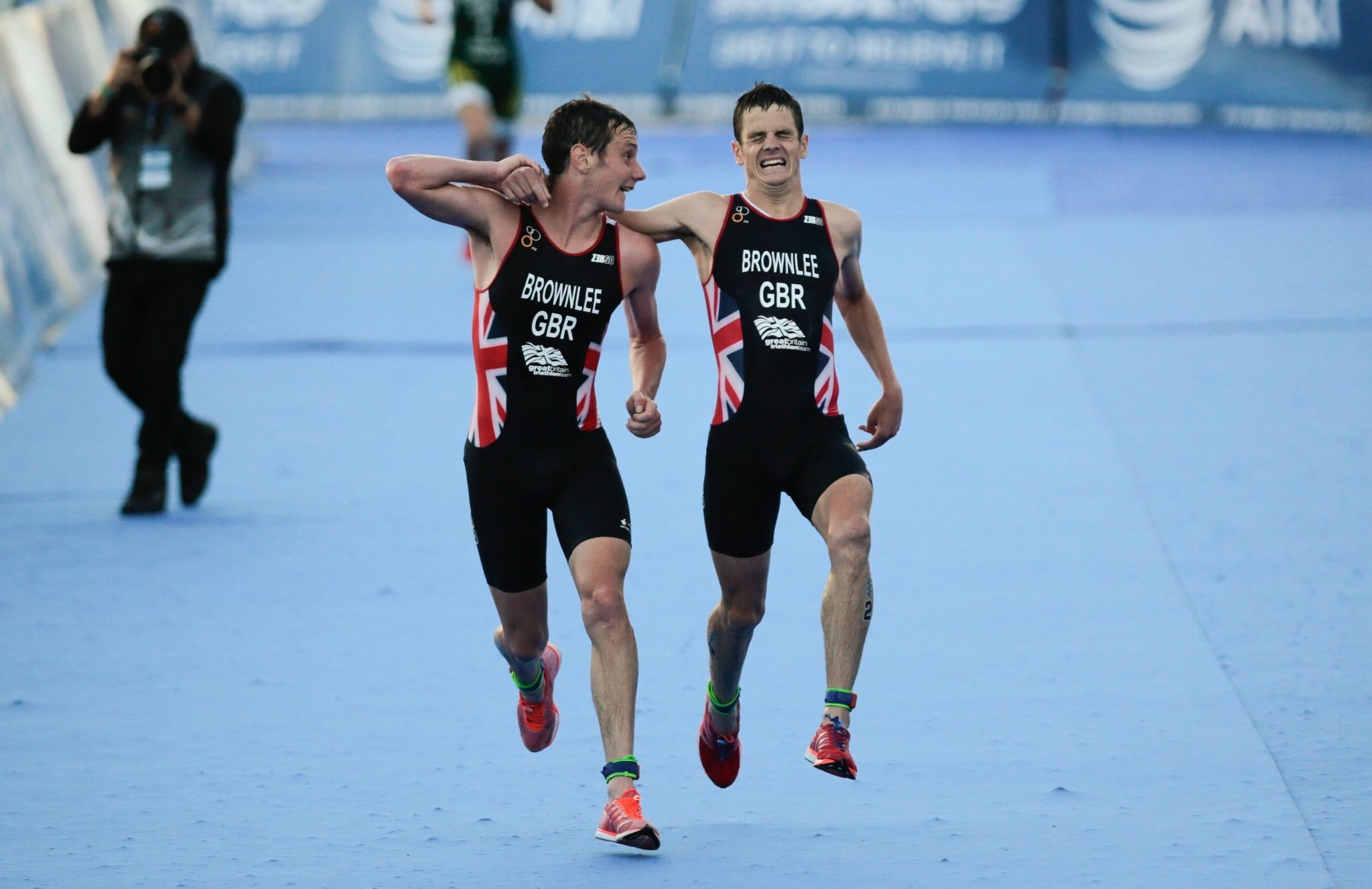 Alistair Brownlee (L) of Britain helps his brother Jonathan Brownlee (R) to reach the finish line in the 2016 ITU World Triathlon Grand Final Cozumel in Cozumel, Mexico, 18 September 2016. (EPA Photo)