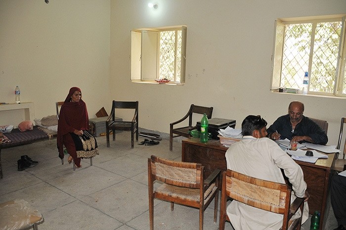 Shamim Bibi who allegedly threw acid on a man for not marrying her, is under arrest at a police station near Multan, Pakistan 16 June 2016. (EPA Photo)