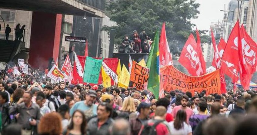 Brezilya'da halk sokakta
