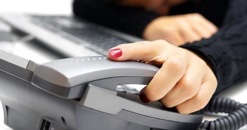 911'i arayanların yüzüne telefonu kapatan operatör