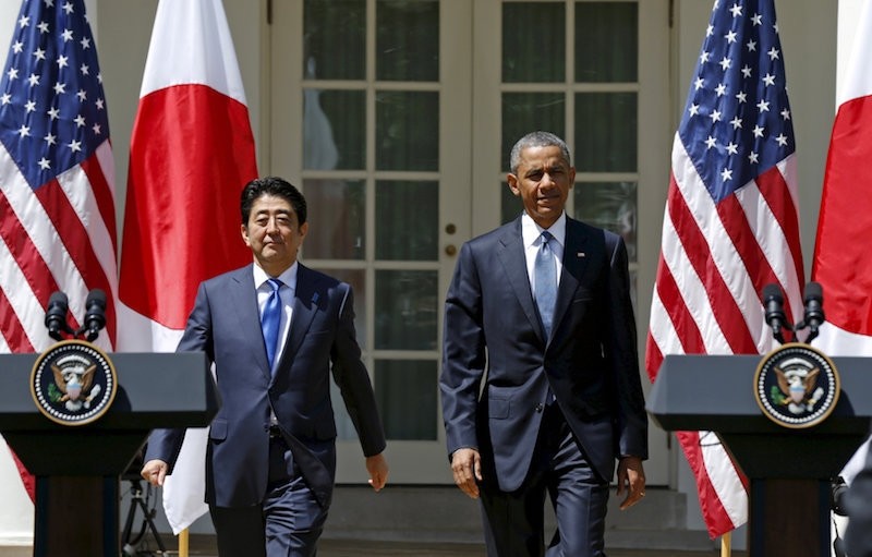 U.S. President Barack Obama and Japanese Prime Minister Shinzo Abe arrive for a joint news conference in the Rose Garden of the White House in Washington, April 28, 2015. (Reuters Photo)