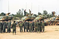 Turkish soldiers in Operation Euphrates Shield against DAESH in northern Syria are gathering next to tanks in the Karkamu0131u015f district of Turkey's southeastern Gaziantep province on the border with Syria, Aug.25.