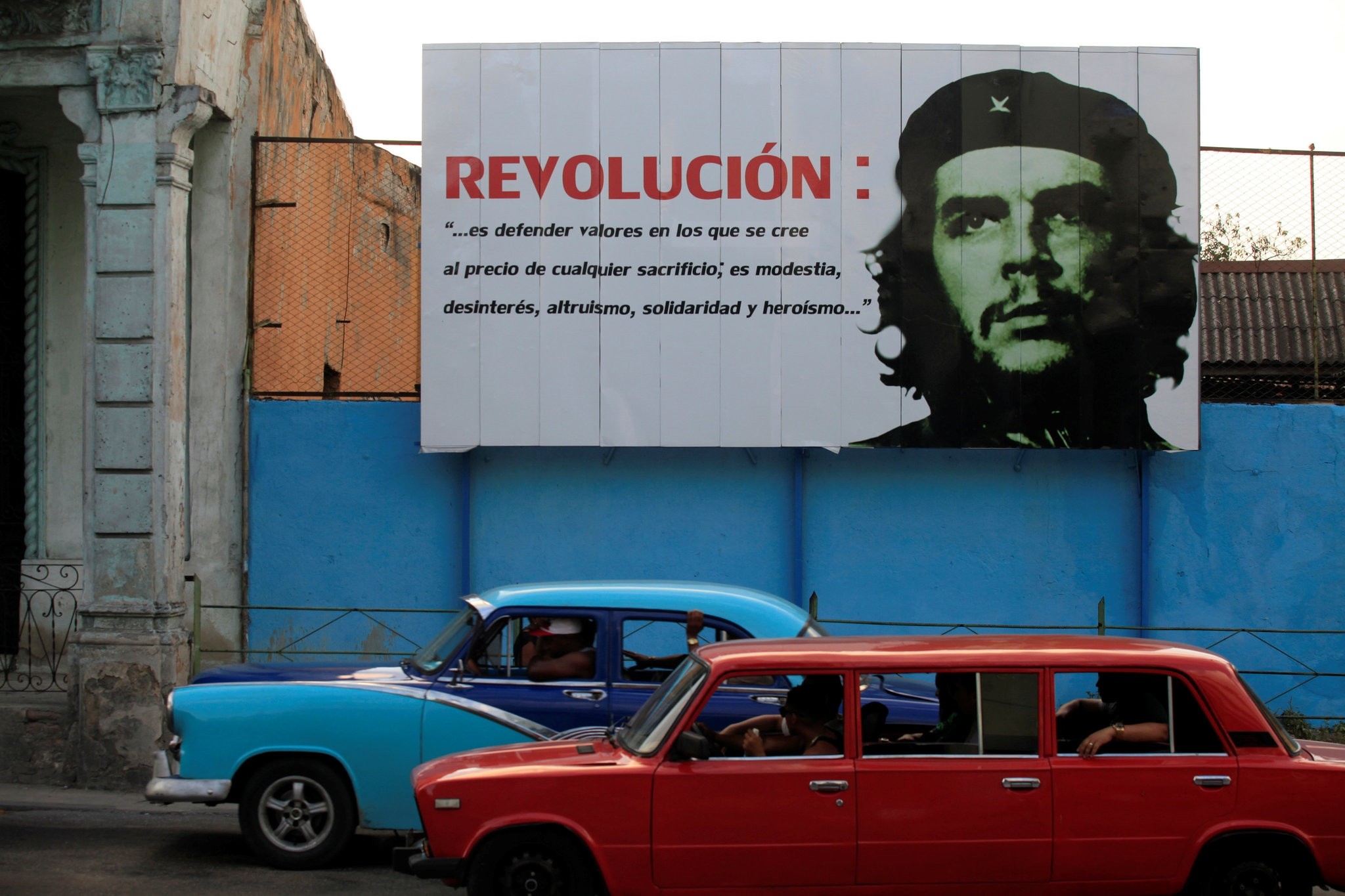 A mural with an image of Revolutionary fighter Ernesto ,Che, Guevara is seen on a street in Havana May 18, 2016 (Reuters Photo)