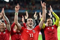 Gareth Bale of Wales and teammates celebrate winning the UEFA EURO 2016 quarter final match between Wales and Belgium at Stade Pierre Mauroy in Lille Metropole, France, 01 July 2016. (EPA Photo)