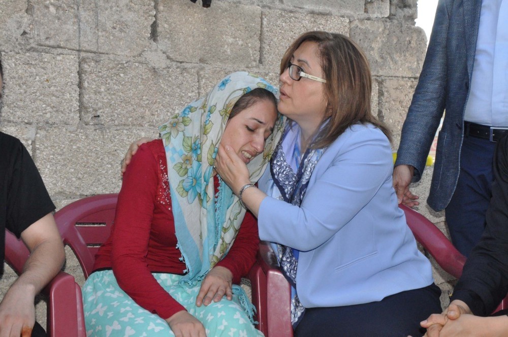 Besna Akdou011fan (L) with Gaziantep mayor u015eahin.