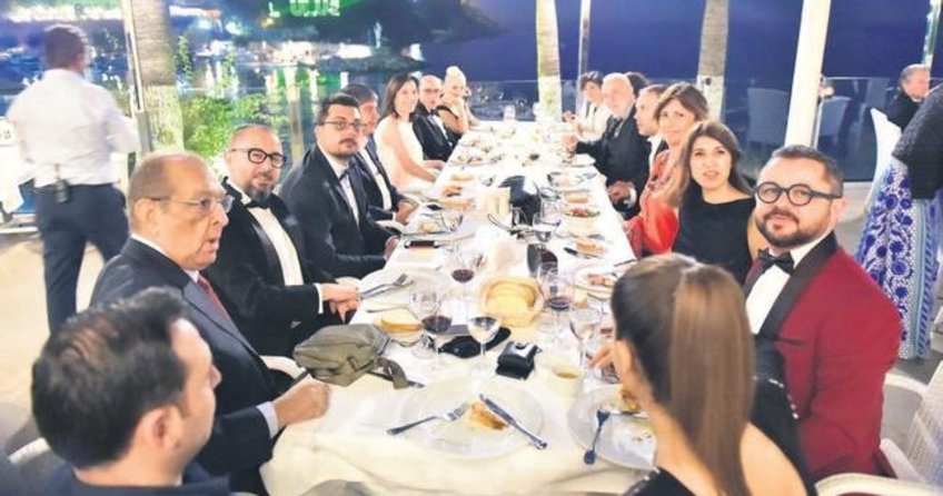 Antalya’da yıldızların bol kahkahalı gecesi