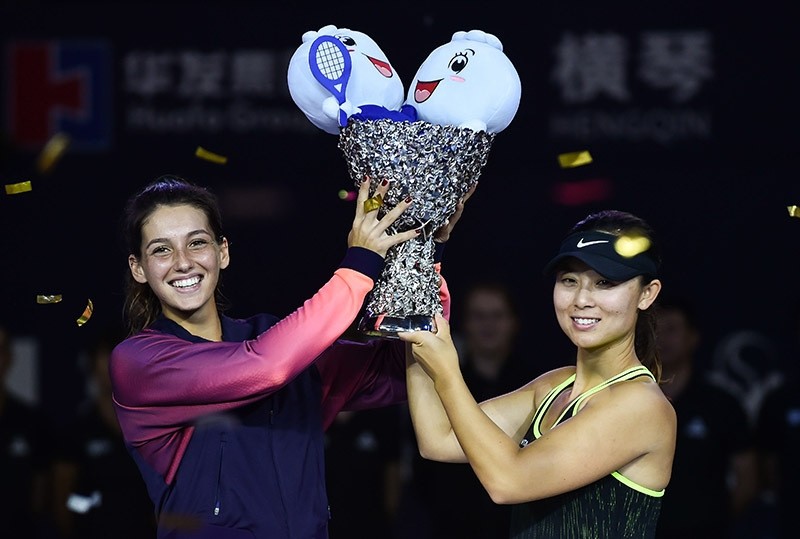 u0130pek Soylu and her partner Xu Yifan holding the cup at  WTA Elite Trophy tournament in China. (AA Photo)
