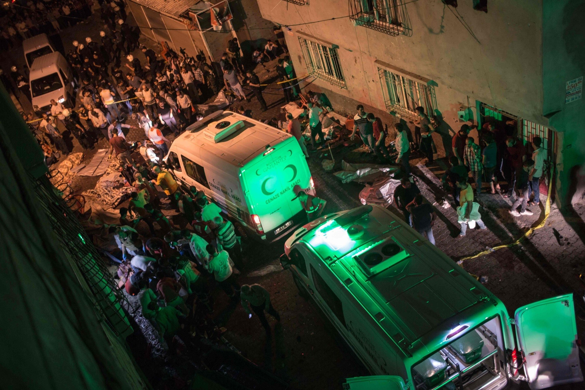 Ambulances arrive at site of an explosion on August 20, 2016 in Gaziantep following a late night militant attack on a wedding party in southeastern Turkey. (AFP Photo)