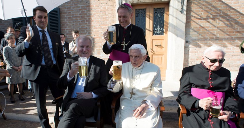 Eski Papa’nın bira keyfi