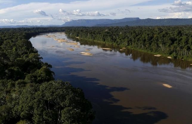 Uraricoera River is seen during Brazilu2019s environmental agency operation against illegal gold mining on indigenous land, in the heart of the Amazon rainforest, in Roraima state, Brazil April 15, 2016. (Reuters Photo)