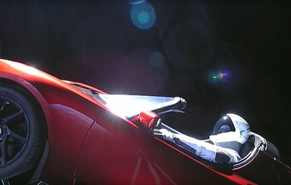 Tesla, Roadsterı uzaya göndererek Paranın satın alamayacağı reklamı yaptı