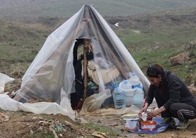 Eşinden ayrıldı, oğluyla beraber sokağa çadır kurdu