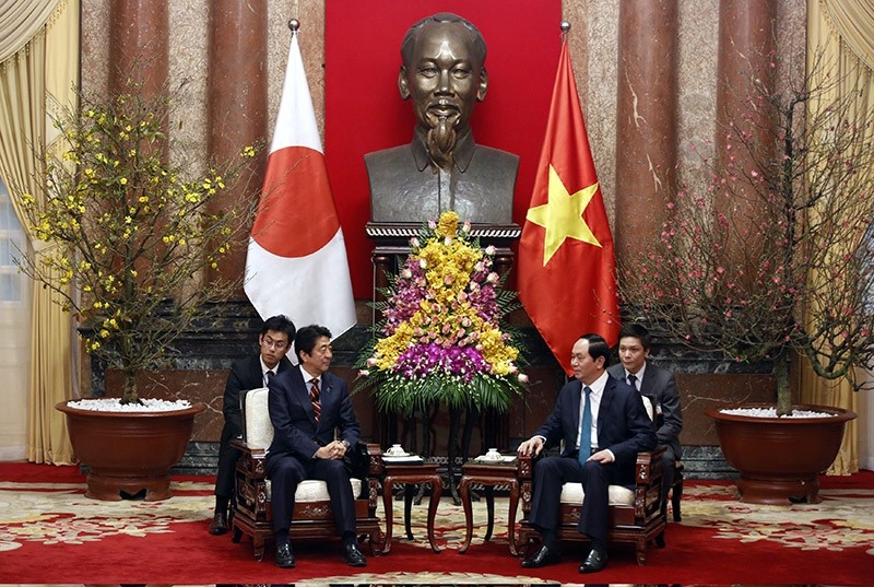 Japanese Prime Minister Shinzo Abe (2-L) talks with Vietnam's President Tran Dai Quang (2-R) at the Presidential Palace in Hanoi, Vietnam on Jan. 16, 2017. (EPA Photo)