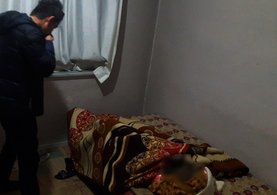 Annesinin cesediyle aynı odada 3 hafta yaşadı