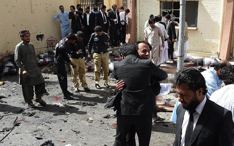  Pakistani lawyers react as they stand near the bodies of victims of a bomb explosion at a government hospital premises in Quetta on August 8, 2016. (AFP Photo)