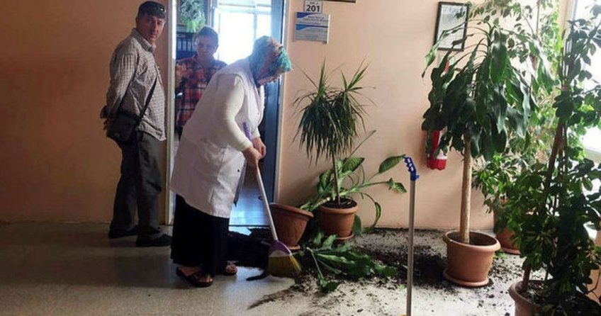 Kaçak binalarının yıkılmaması için belediyeyi bastılar