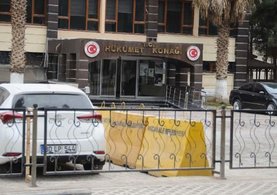 Akçakale'de kamu kurumlarına çıkan yollar kapatıldı