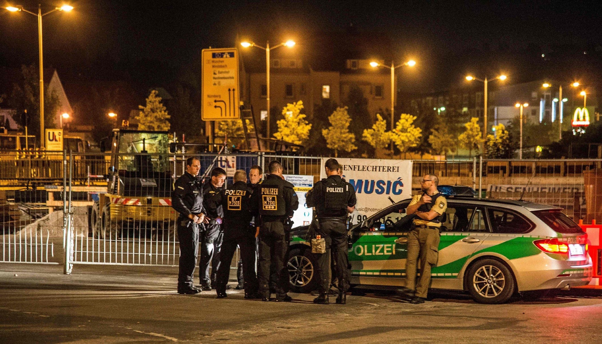 Police stand at the scene of a suicide attack in the southern German city of Ansbach on 25 June, 2016. (AFP Photo)