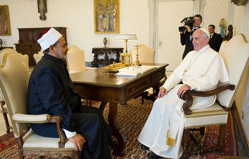 This handout picture taken and released by the Vatican press office on May 23, 2016 shows Pope Francis (L) talking to Egyptian Grand Imam of al-Azhar Mosque Sheikh Ahmed Mohamed al-Tayeb (R) (AFP Photo)