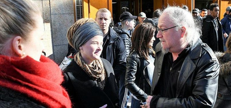 Stockholm MOSQUE People form human shield around ile ilgili görsel sonucu