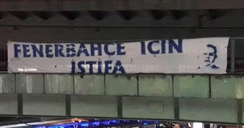 Fenerbahçe taraftarından 'istifa' pankartları