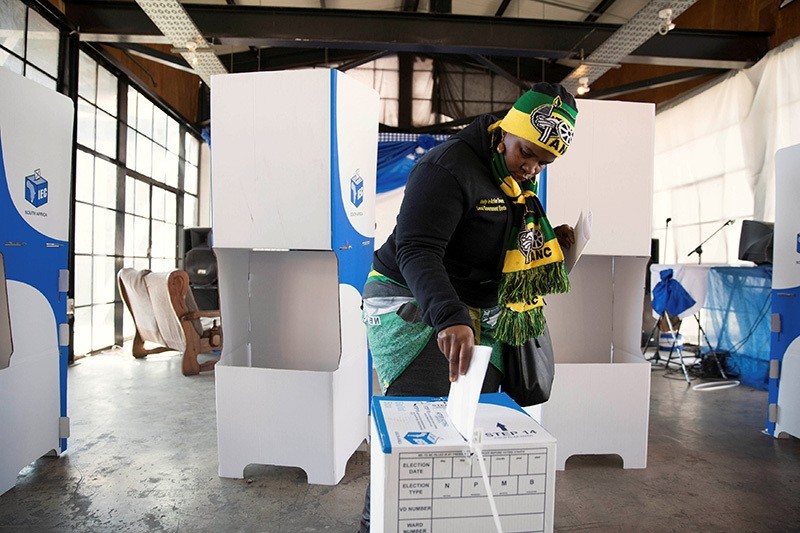 A women wearing ANC regalia casts her vote during the local government elections in Hillbrow, central Johannesburg, South Africa, August 3,2016. (Reuters Photo)