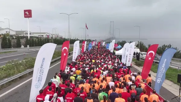 Osmangazi Köprüsü’nde tarihi ilk: Cumhuriyet için koştular