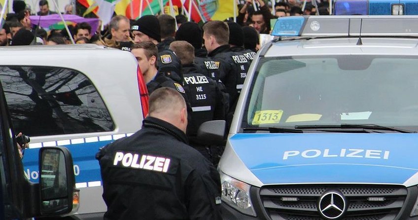 Almanyada PYD/PKK yandaşları SPD binasını bastı