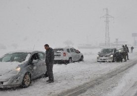 Van'da yoğun kar yağışından yollar kapandı: TIR sürücüleri benzin istasyonuna sığındı