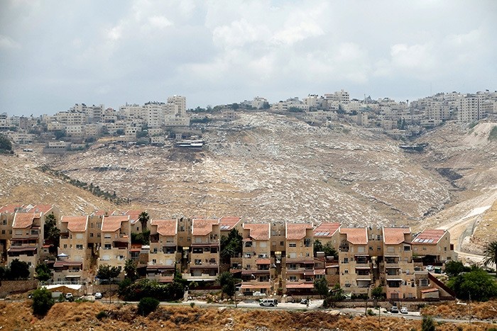 Houses are seen in the West Bank Jewish settlement of Maale Adumim as the Palestinian village of Al-Eizariya is seen in the background May 24, 2016. (Reuters Photo)