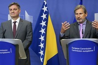 Denis Zvizdic (L), Chairman of the Council of Ministers of Bosnia and Herzegovina, and EU Commissioner for Neighbourhood Enlargement Negotiations Johannes Hahn (R) arrive for a joint press conference in Brussels, Belgium, Sept. 05 2016. (EPA Photo)