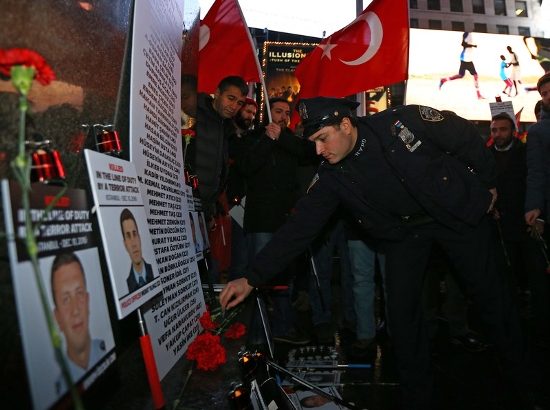 عناصر من شرطة نيويورك ينظمون وقفة تضامن مع زملائهم الأتراك