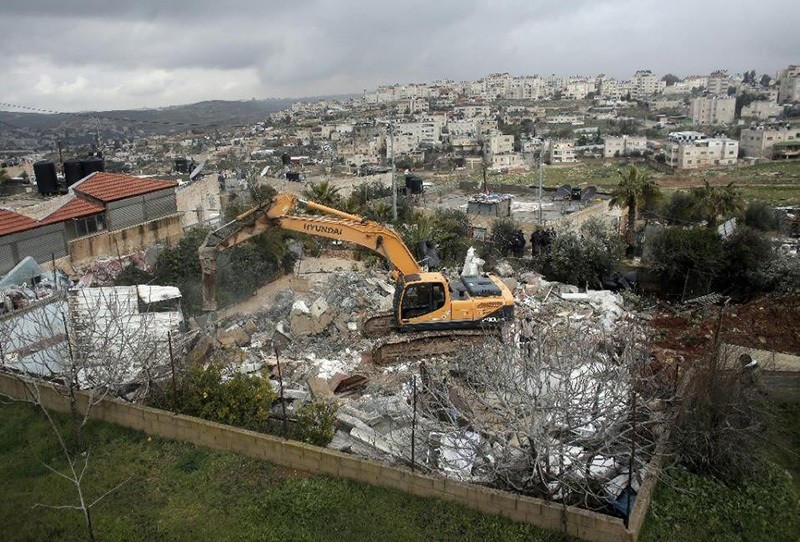 Israeli authorities use heavy machinery to demolish a house belonging to a Palestinian family in the East Jerusalem neighborhood of Shuafat, Feb 8, 2016. (File Photo)