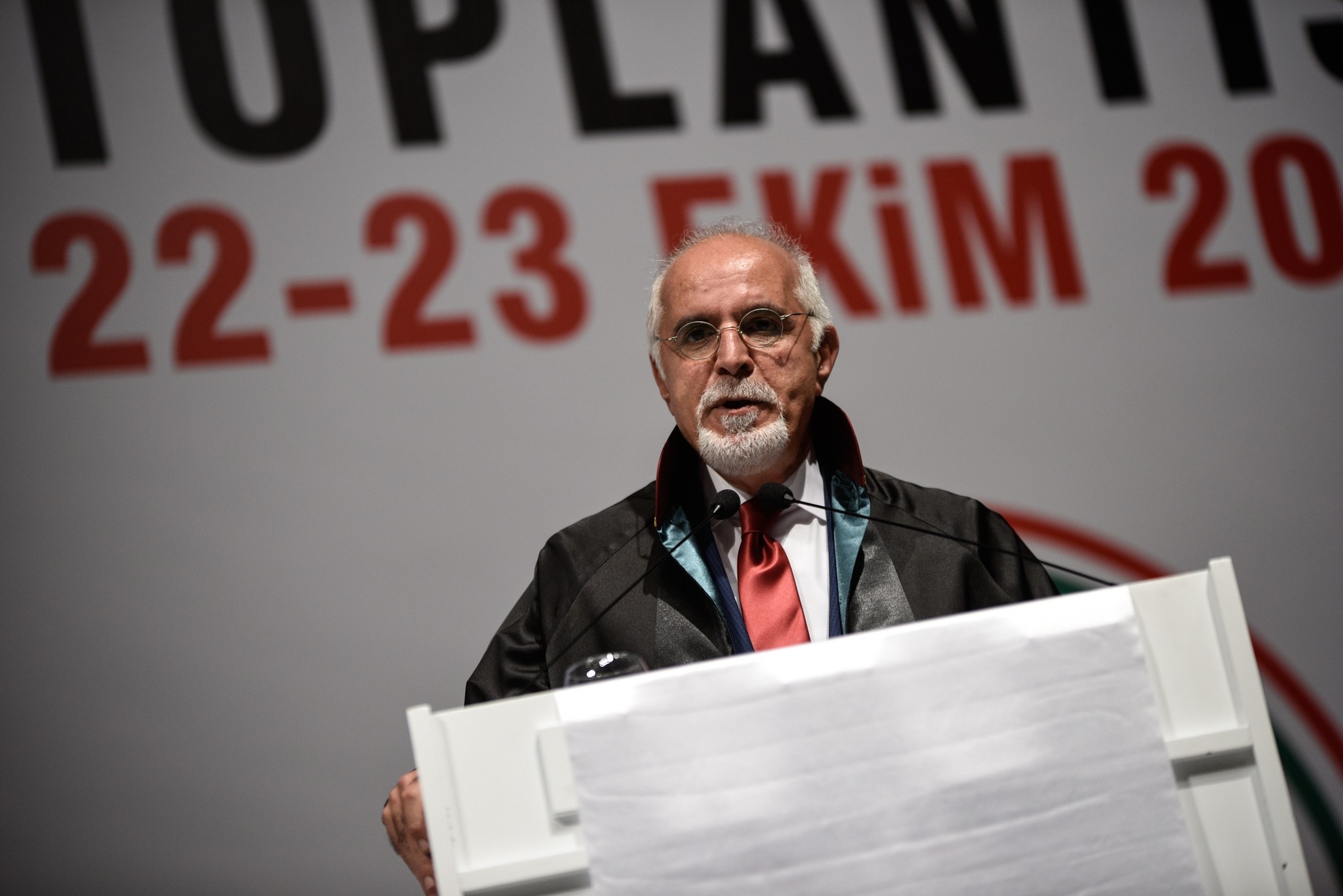 Mehmet Durakou011flu speaks before the Bar Association election at Haliu00e7 Conference Center in Istanbul on Sunday. (DHA Photo) 