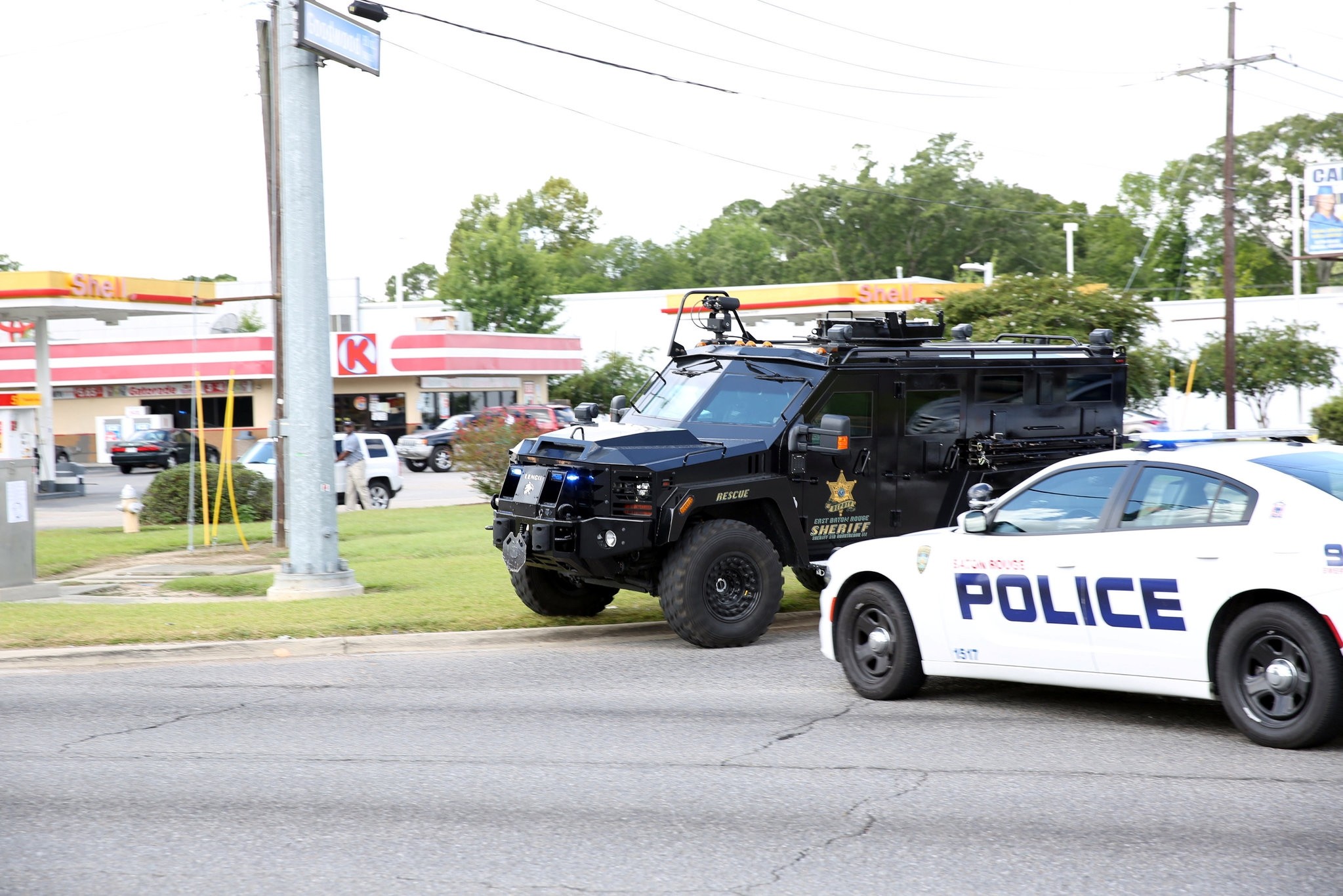 Police officers block off a road after a shooting of police in Baton Rouge, Louisiana, U.S. July 17, 2016. (REUTERS Photo)