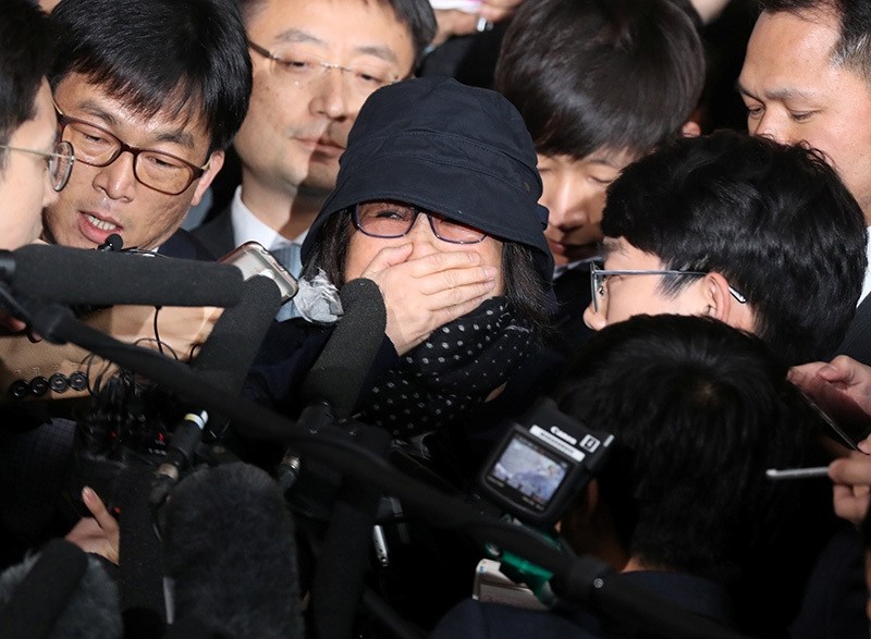 Choi Soon-sil (C), who is involved in a political scandal, reacts as she is surrounded by the media upon her arrival at a prosecutor's office in Seoul, South Korea, Oct. 31, 2016. (REUTERS Photo)