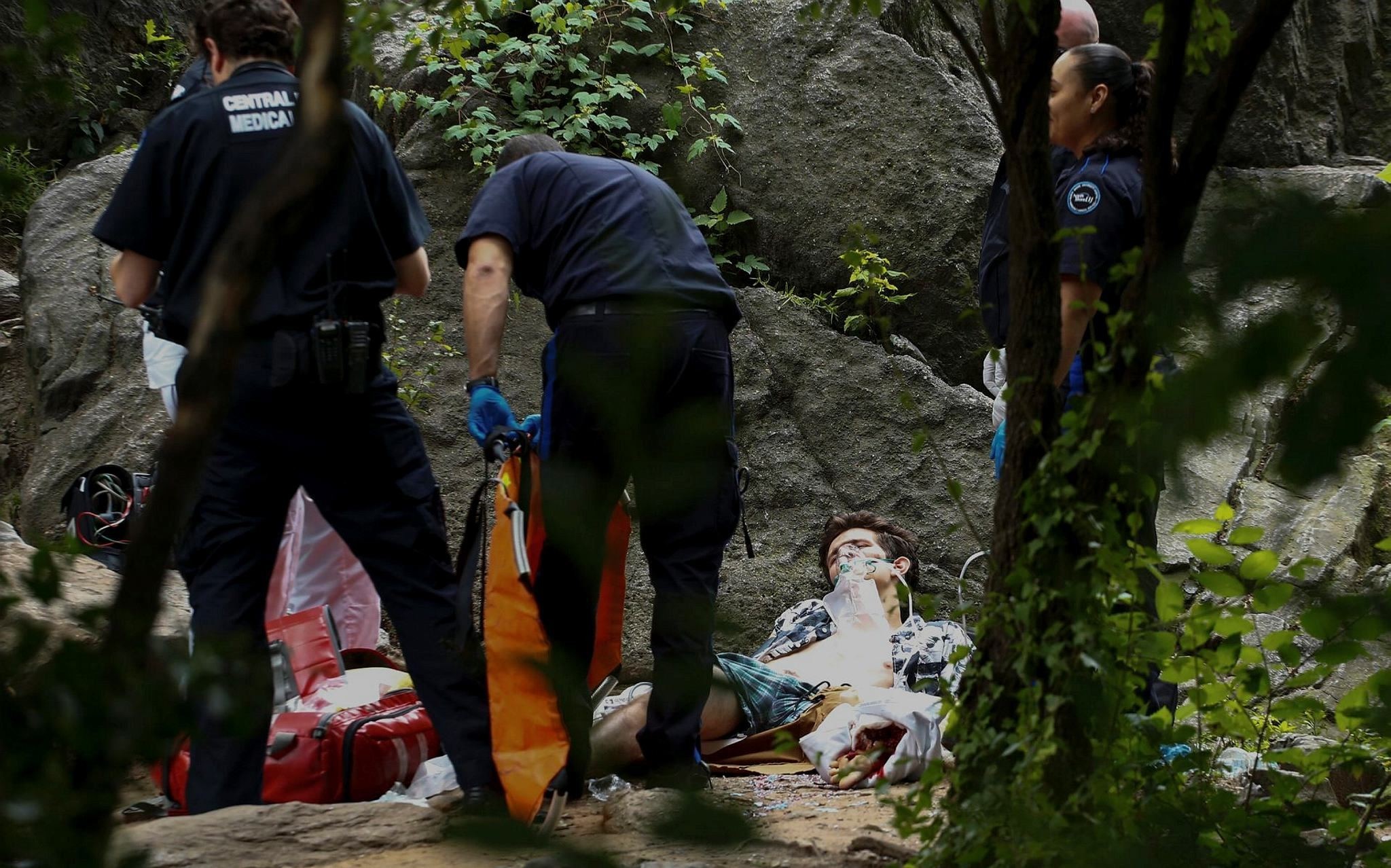 A critically injured man lies on the ground as he receives assistance after an explosion was detonated at Central Park in New York on July 3, 2016. (AFP Photo)
